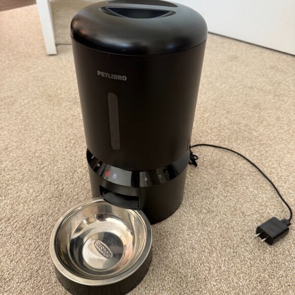 Petlibro Automatic Pet Feeder with Stainless Steel Bowl & Power Adapter – Black - Picture 6 of 6